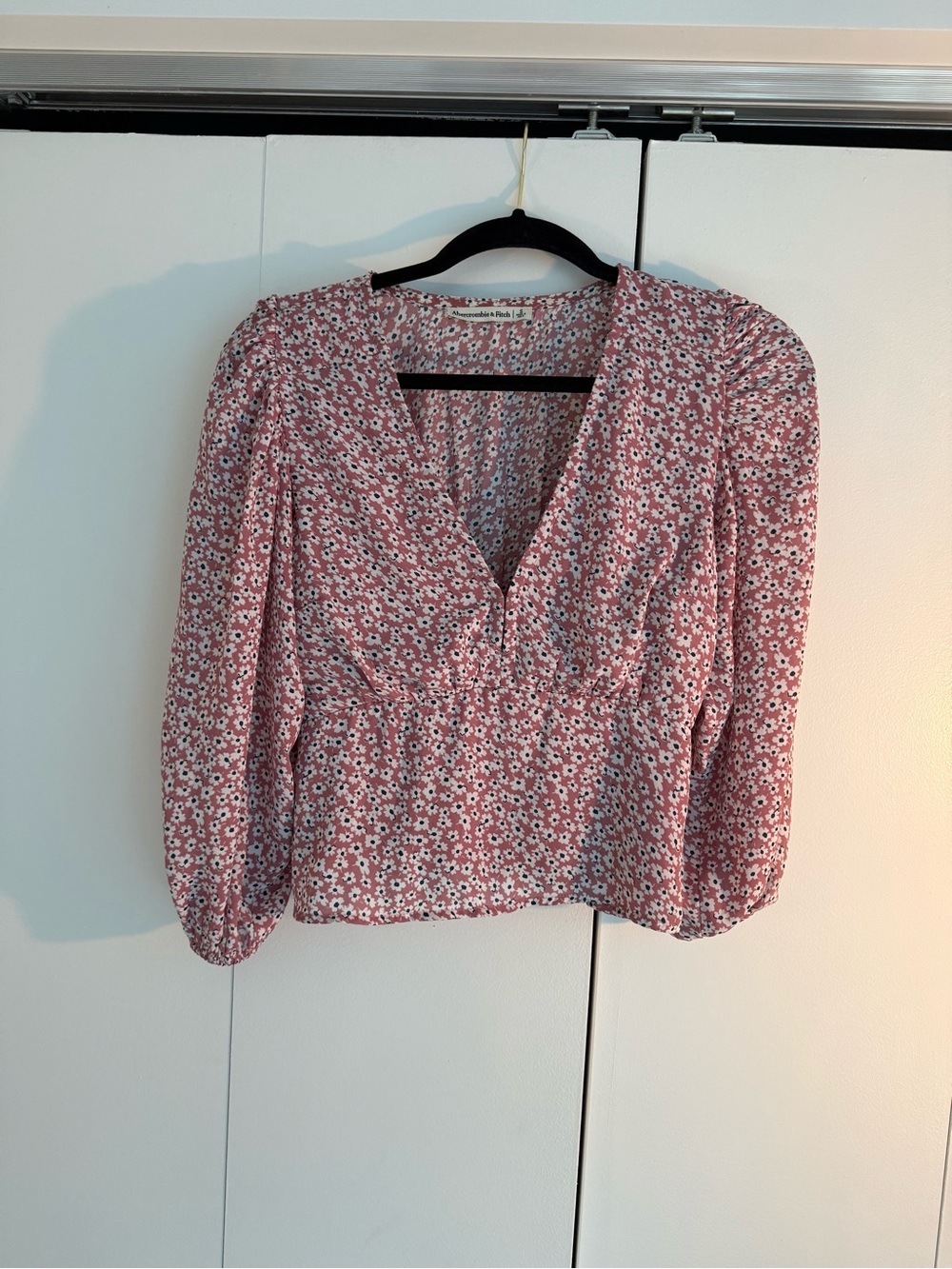 Abercrombie & Fitch Dusty Rose Floral V-Neck Puff-Sleeve Blouse